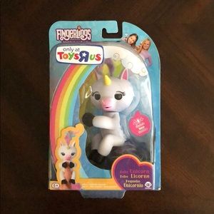 New! Fingerlings toy ☝️